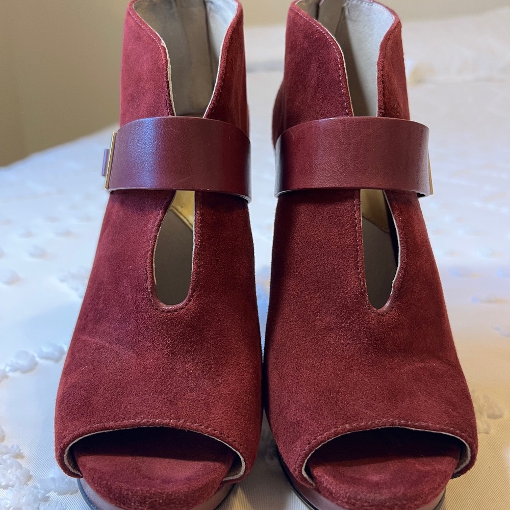 Michael Kors Guiliana Peep Toe Suede Ankle Booties in Burgundy SIZE 7.5 - Picture 1 of 10